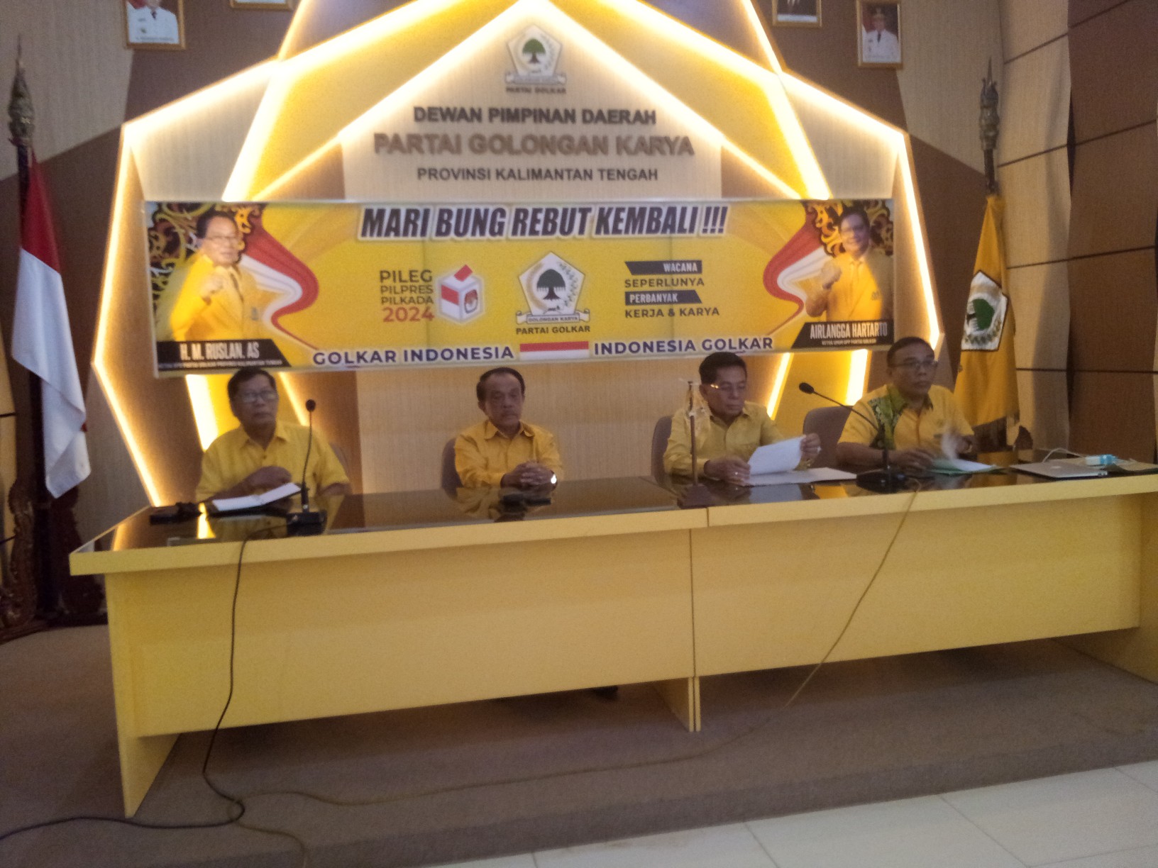 Ketua DPD Partai Golkar Ruslan AS didampingi Ketua Dewan Pertimbangan Abdul Razak, dan Sekjen DPD Golkar Suhartono Firdaus, saat menggelar konsolidasi para kader partai berlambang pohon beringin itu, Senin (13/3). (yusho/radarsampit)