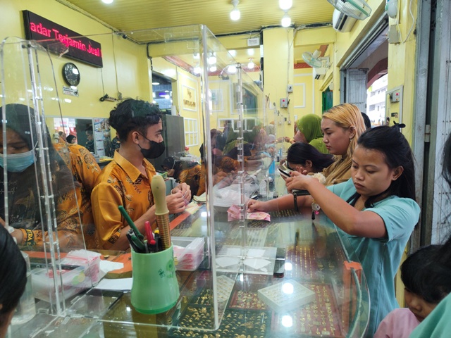 pedagang perhiasan
