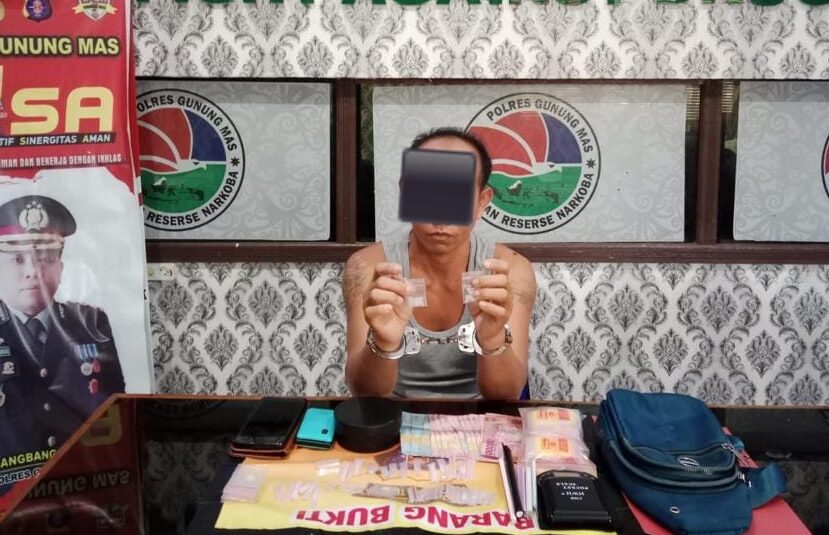 HR menunjukkan barang bukti narkoba jenis sabu