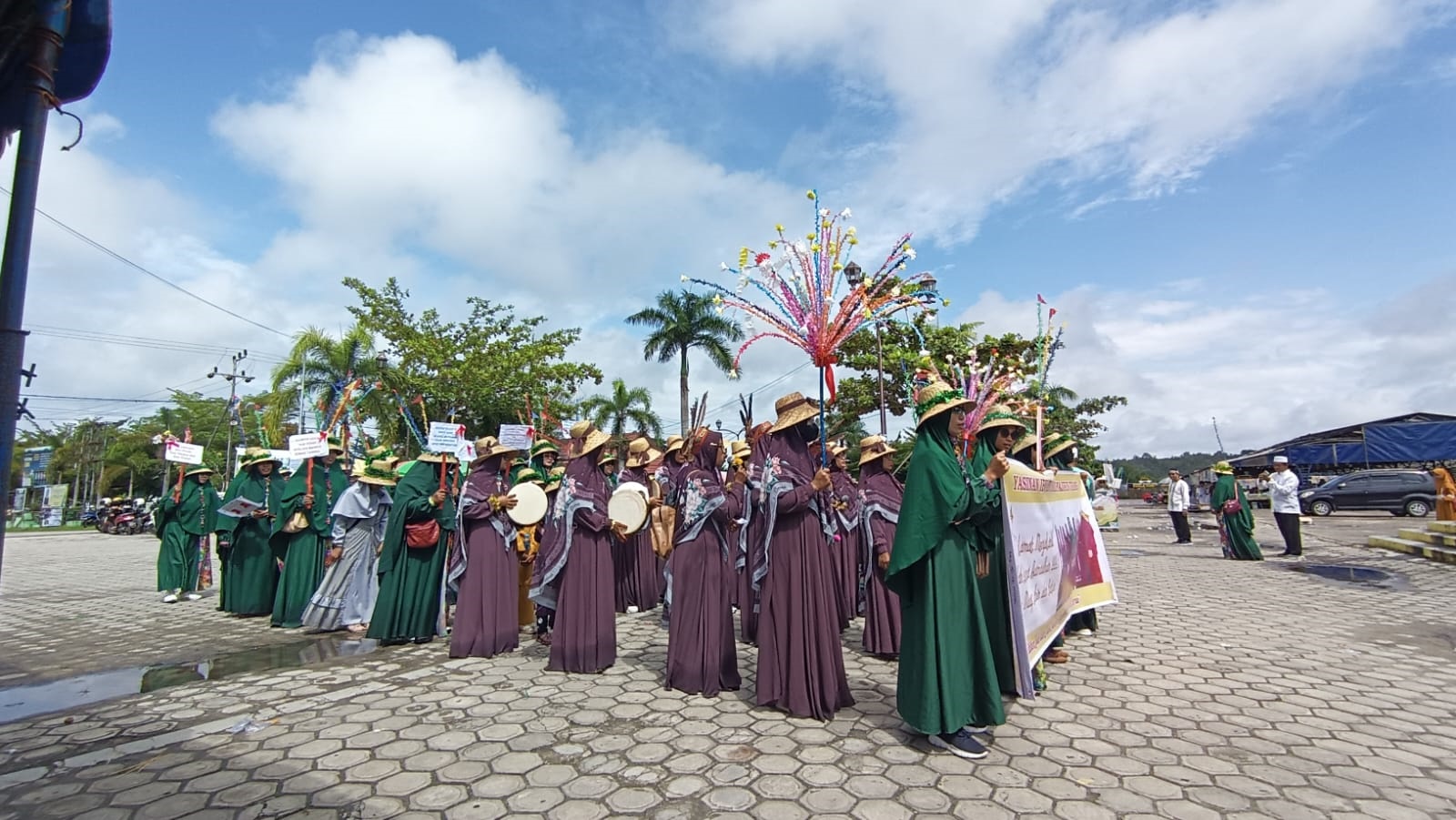 MERIAH: Suasana pawai tarhib menyambut Ramadan 1444 hijriah yang diikuti ribuan peserta, di Taman Kota Kuala Kurun, Sabtu (18/3).