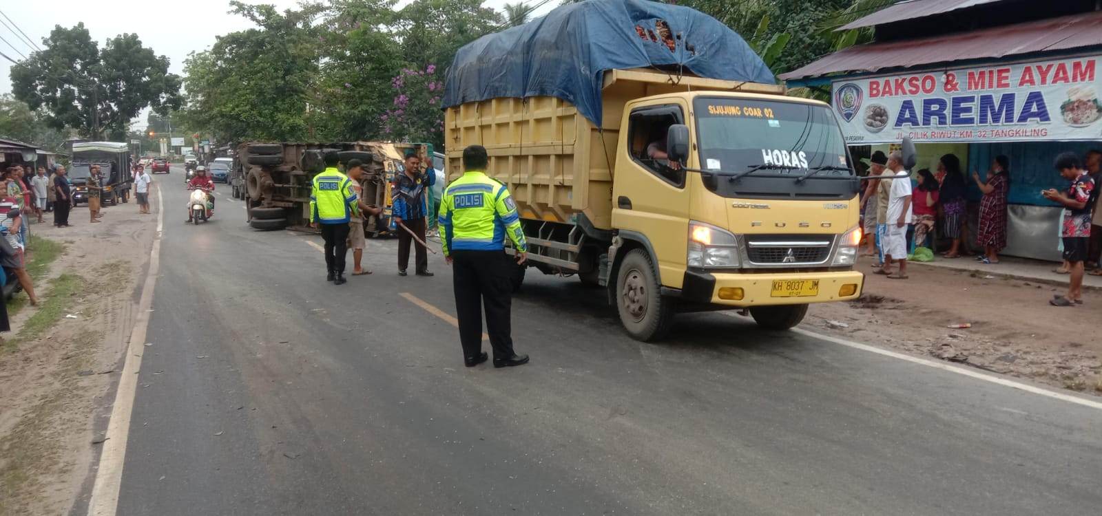 Kecelakaan lalu lintas beruntun yang melibatkan tiga kendaraan roda empat di wilayah hukum Polresta Palangka Raya, Jalan Tjilik Riwut kilometer 31, Kelurahan Banturung, Kecamatan Bukit Batu, Kota Palangka Raya,Sabtu (11/3). Satu orang tewas dalam kejadian tersebut