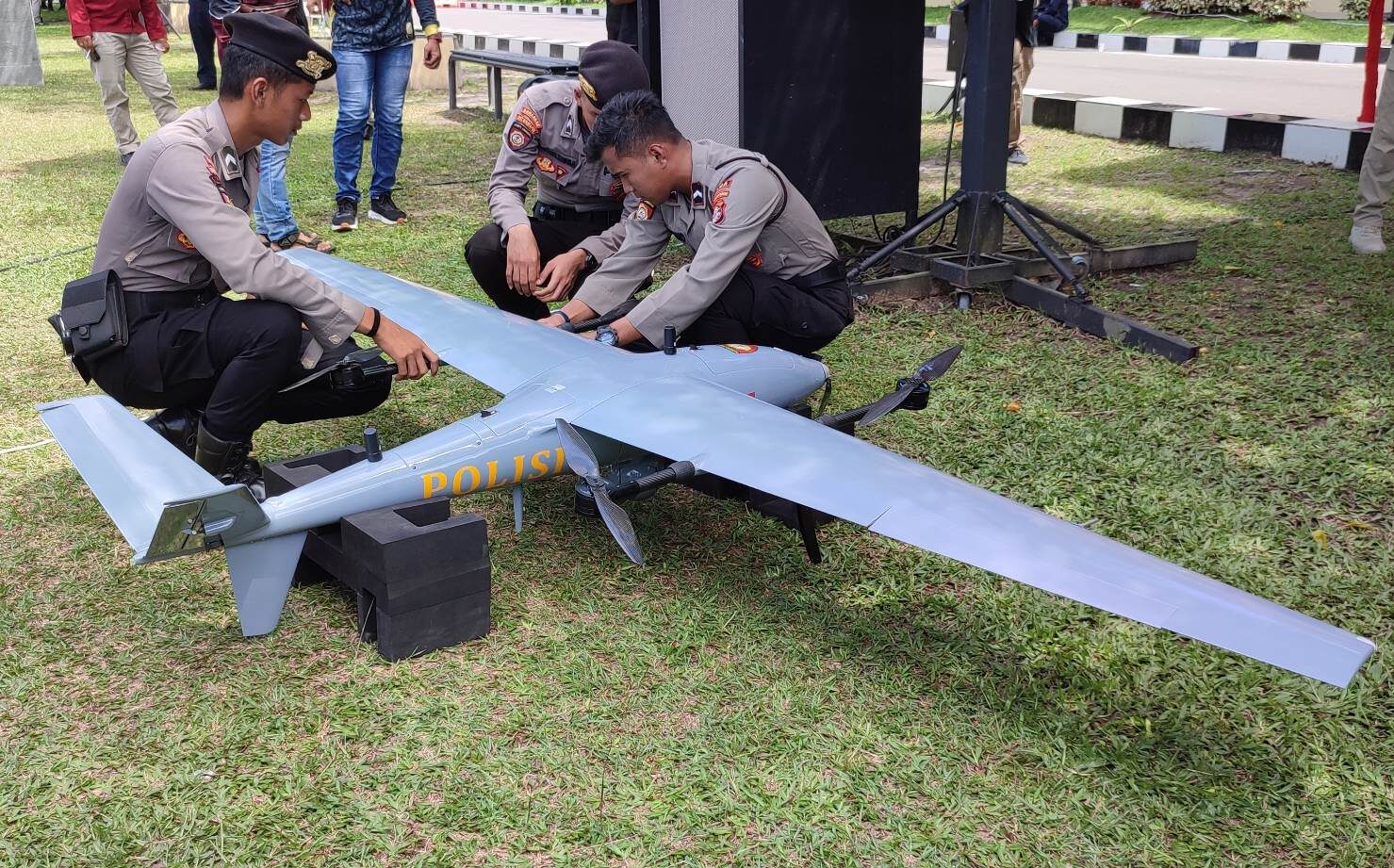Pesawat tanpa awak jenis Unmanned Aerial Vehicle (UAV), yang akan digunakan Polda Kalteng untuk memantau dan mengamati karhutla.(dodi/radarsampit)