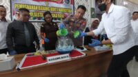 BARANG BUKTI: Sebanyak 1.142 gram atau satu kilogram lebih sabu ketika dimusnahkan dengan dicampur larutan pembersih toilet di Mapolresta Palangka Raya, kemarin.(dodi/radarsampit)