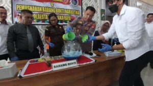 BARANG BUKTI: Sebanyak 1.142 gram atau satu kilogram lebih sabu ketika dimusnahkan dengan dicampur larutan pembersih toilet di Mapolresta Palangka Raya, kemarin.(dodi/radarsampit)