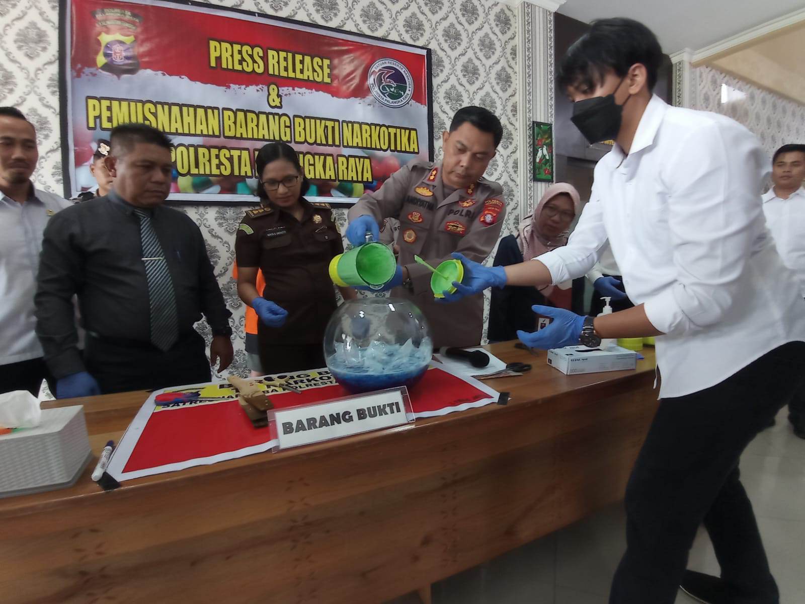 BARANG BUKTI: Sebanyak 1.142 gram atau satu kilogram lebih sabu ketika dimusnahkan dengan dicampur larutan pembersih toilet di Mapolresta Palangka Raya, kemarin.(dodi/radarsampit)