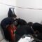 Evakuasi jasad Suwati (57) Warga Jalan Garuda yang ditemukan tak bernyawa di dalam kamar barak, Selasa (21/3). (istimewa)
