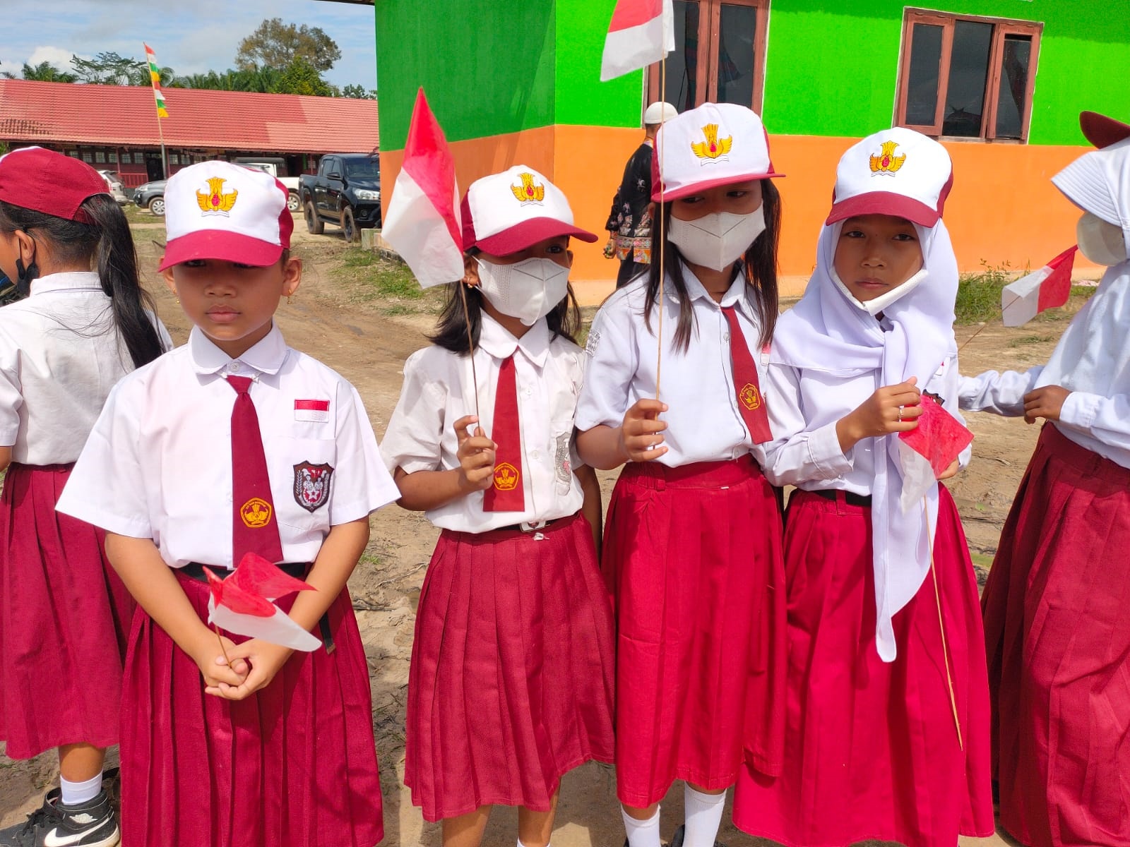 Pelajar SD di Kecamatan Telawang berseragam lengkap saat akan menyambut kedatangan Bupati Kotim Halikinnor, beberapa waktu lalu. (dok.yuni/radarsampit)
