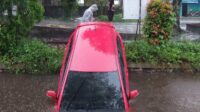 Sebuah mobil jenis Toyota Yaris bernomor polisi KH 1425 TO nyemplung ke kanal atau pengaringan. di Jalan Sultan Hasanudin, Selasa (14/3) pagi. (istimewa)