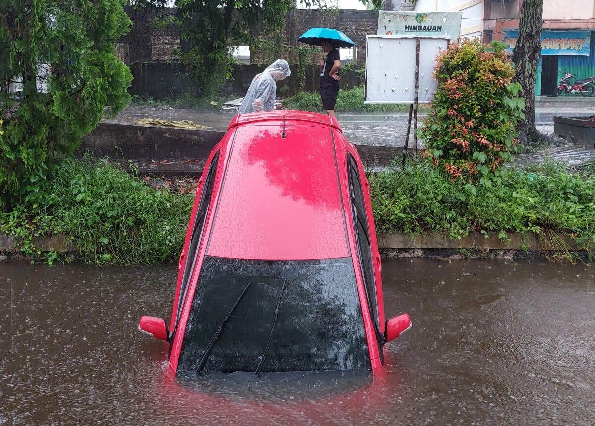 Sebuah mobil jenis Toyota Yaris bernomor polisi KH 1425 TO nyemplung ke kanal atau pengaringan. di Jalan Sultan Hasanudin, Selasa (14/3) pagi. (istimewa)