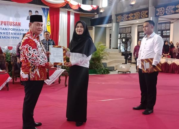 bupati kotim serahkan sk pppk