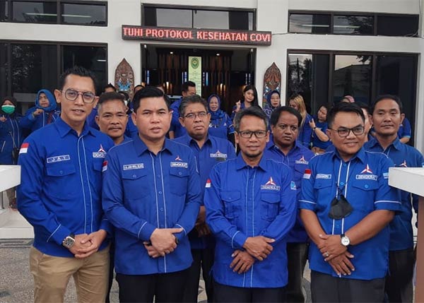 demokrat kotim sambangi pengadilan