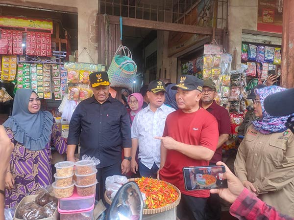 gubernur pantau pasar sampit