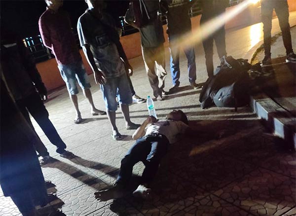 Seorang pengunjung wisata ikon jelawat tak sadarkan diri setelah kesetrum aliran listrik, Rabu (19/4) malam. (IST/RADAR SAMPIT)