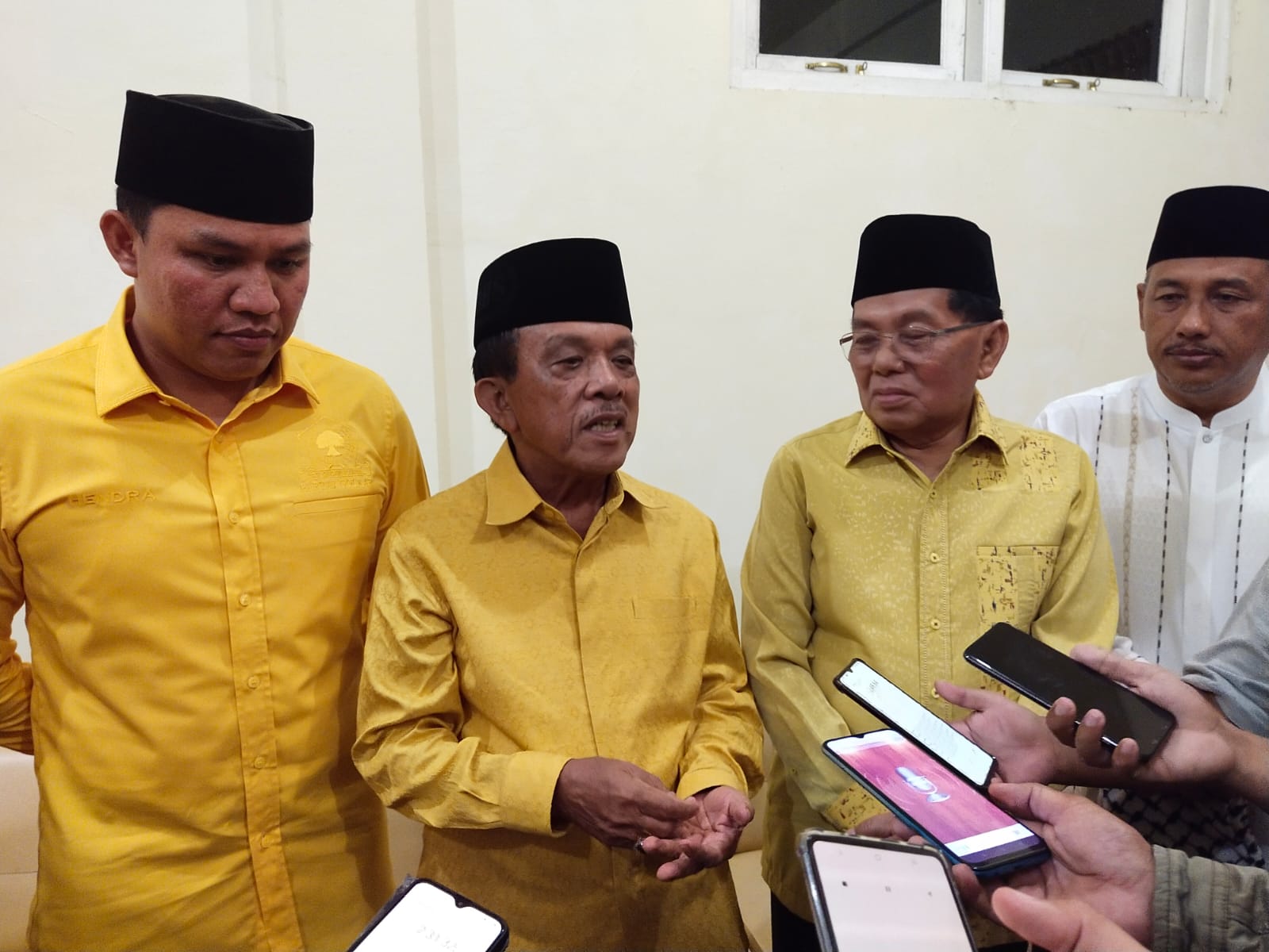TARGET MENANG PEMILU: Calon Gubernur Kalteng yang diusung Partai Golkar H Abdul Razak didampingi Ketua DPD Partai Golkar Provinsi Kalteng, HM Ruslan AS saat memberikan keterangan pada wartawan, Jumat (7/4/2023) (Syamsudin/Radar Sampit)