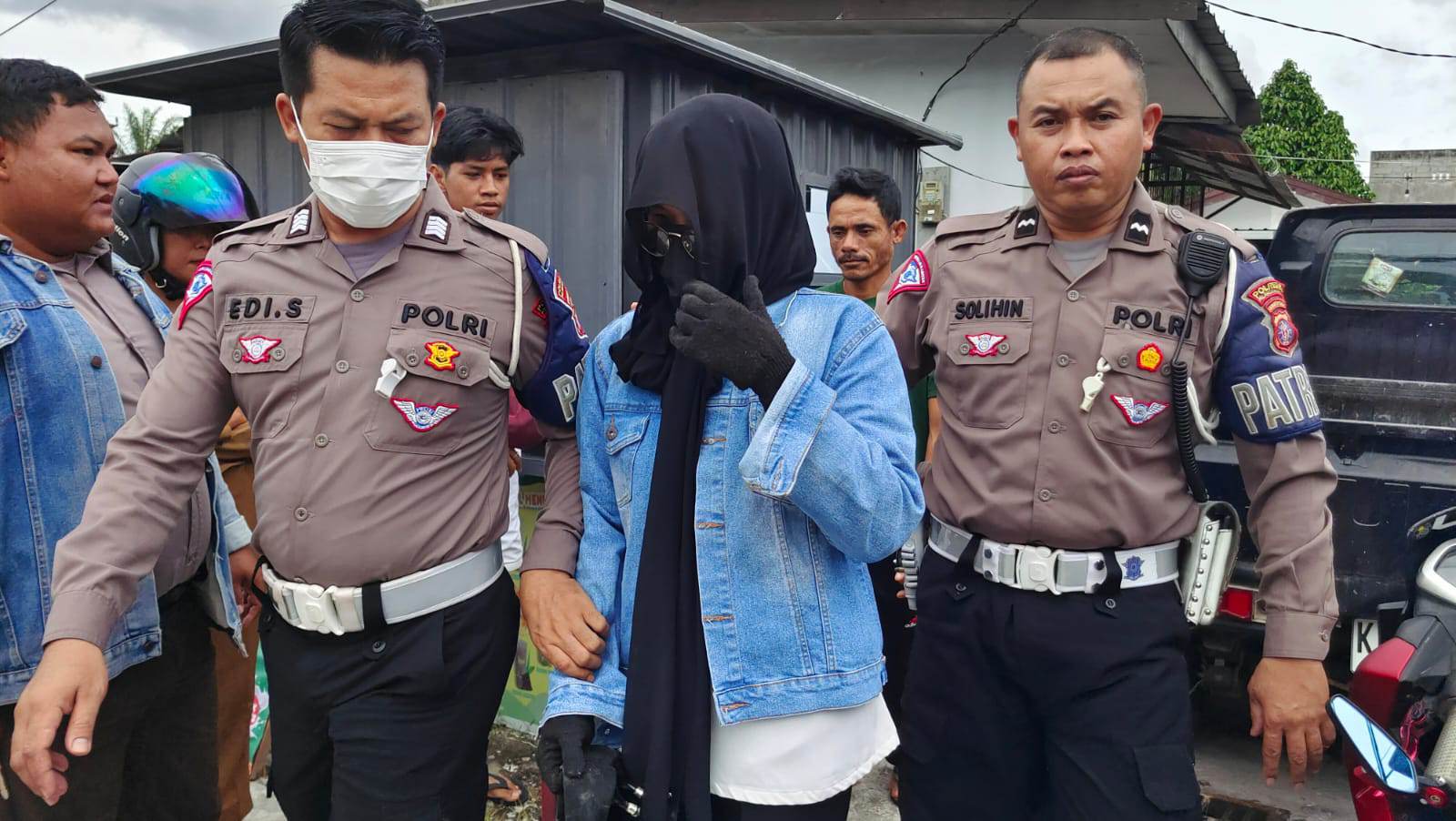 Wanita berinisial ES, pelaku perampokan di salah satu kios BRI link Jalan G Obos, saat dibawa aparat kepolisian, Selasa(4/4). Saat beraksi wanita ini mengaku anggota Polwan kepada korbannya.(dodi/radarsampit)