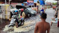 Salah satu tempat di Jalan Mendawai Palangkaraya yang digenangi air lantaran debit air Sungai Kahayan terus meninggi.(dodi/radarsampit)