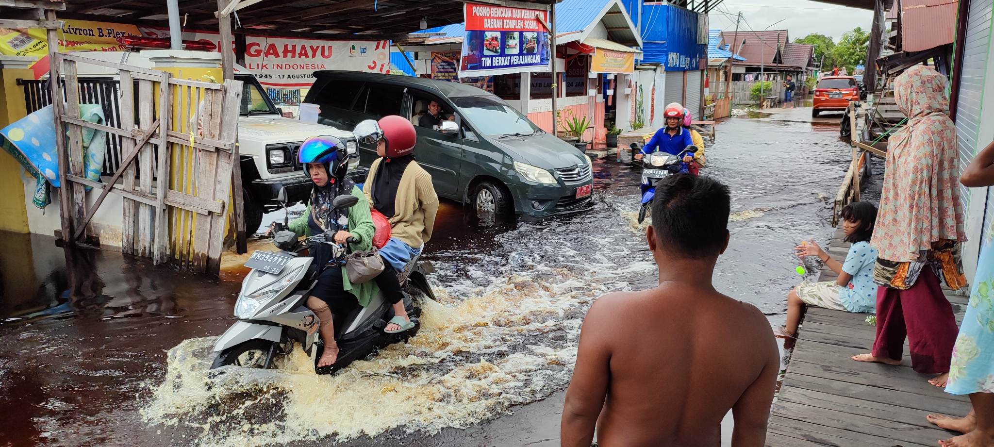 Salah satu tempat di Jalan Mendawai Palangkaraya yang digenangi air lantaran debit air Sungai Kahayan terus meninggi.(dodi/radarsampit)