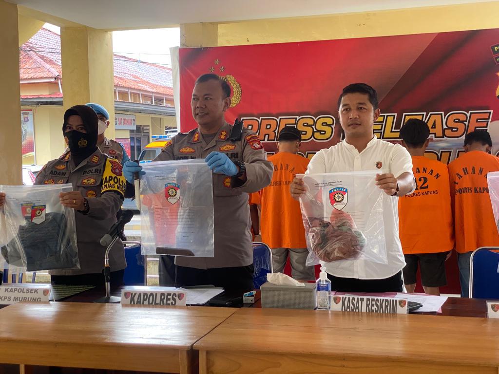 Kapolres Kapuas bersama kasat Reskrim dan Kapolsek Kapuas Murung memperlihatkan barang bukti kasus begal payudara yang meresahkan belakangan ini, dan sudah diketahui identitas pelakunya.(alex/radarsampit)