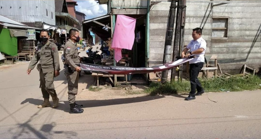 Satpol PP dan Damkar Kabupaten Katingan ketika melakukan penertiban dan penurunan reklame di Katingan Tengah, Kamis (13/4).(hari/radarsampit)