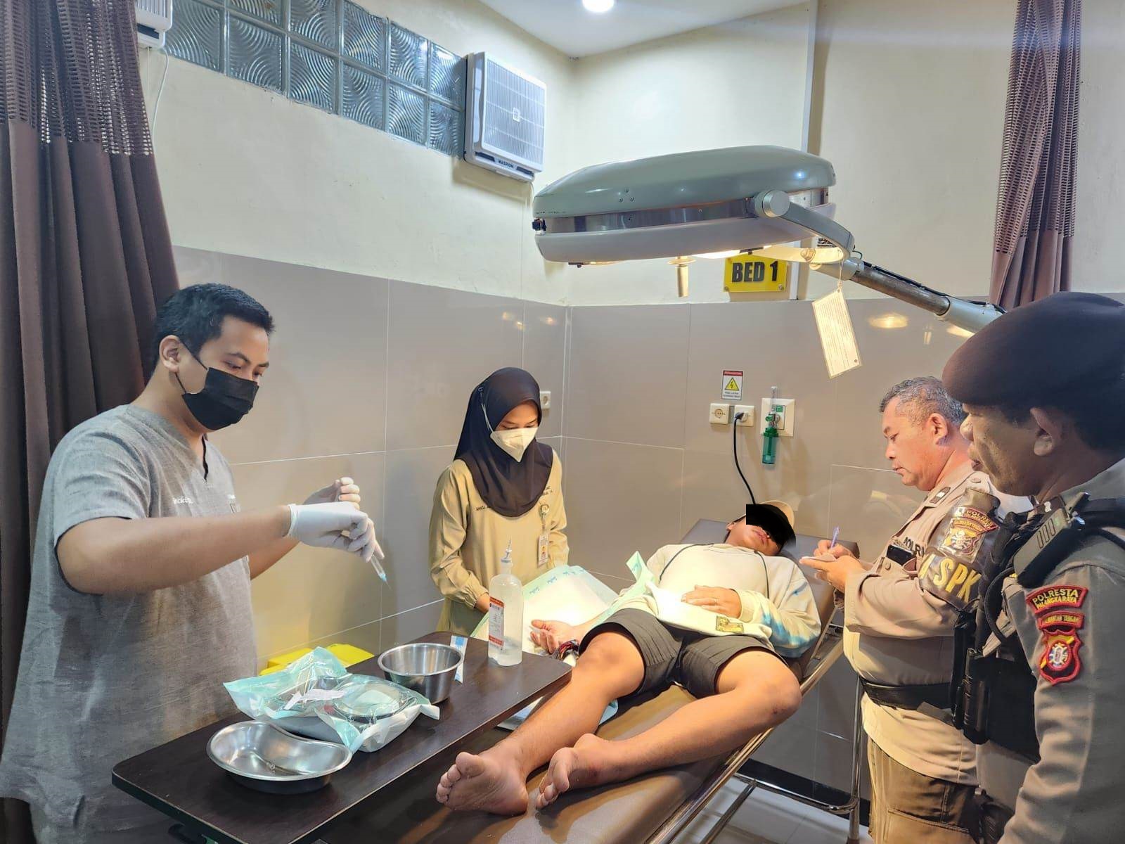 Salah satu korban penganiayaan, Krisdiandi saat menjalani perawatan medis, usai diserang oleh orang tak dikenal, Sabtu (15/4) malam.(ist)