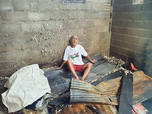 rumah hangus terbakar