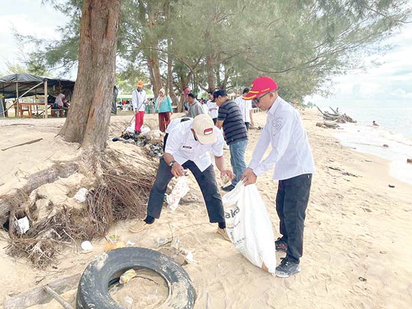 sampah pantai