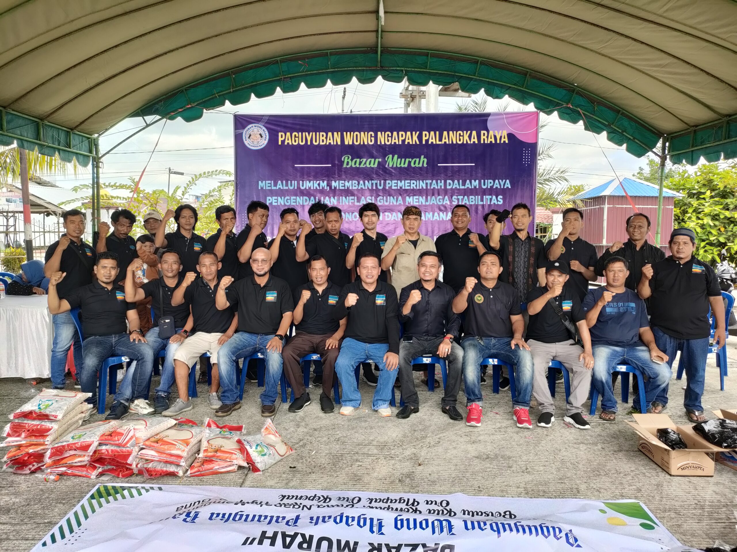 Paguyuban Wong Ngapak Palangka Raya bekerja sama dengan Bulog, Pertamina dan Dinas Ketahanan Pangan, usai melaksanakan Bazar Murah, baru-baru tadi.(dodi/radarsampit)