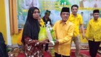 Penyerahan tali asih kepada masyarakat pada kegiatan buka puasa usai konsolidasi partai Golkar, Selasa (11/4).