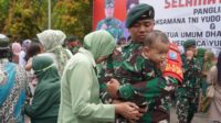 Tangisan dan suasana haru serta bangga saat pelepasan keluarga dari prajurit Yonif Raider 631/Antang, saat pemberangkatan menuju Papua, tergabung dalam Satgas Operasi Pengamanan Objek Vital Nasional (Obvitnas) PT Freeport Indonesia.(istimewa)