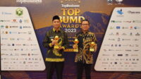 Bupati Sukamara Windu Subagio dan Direktur Utama Zulkipli saat menerima penghargaan BUMD Awards 2023.(istimewa)