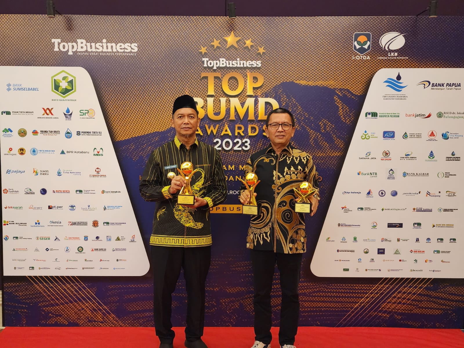 Bupati Sukamara Windu Subagio dan Direktur Utama Zulkipli saat menerima penghargaan BUMD Awards 2023.(istimewa)