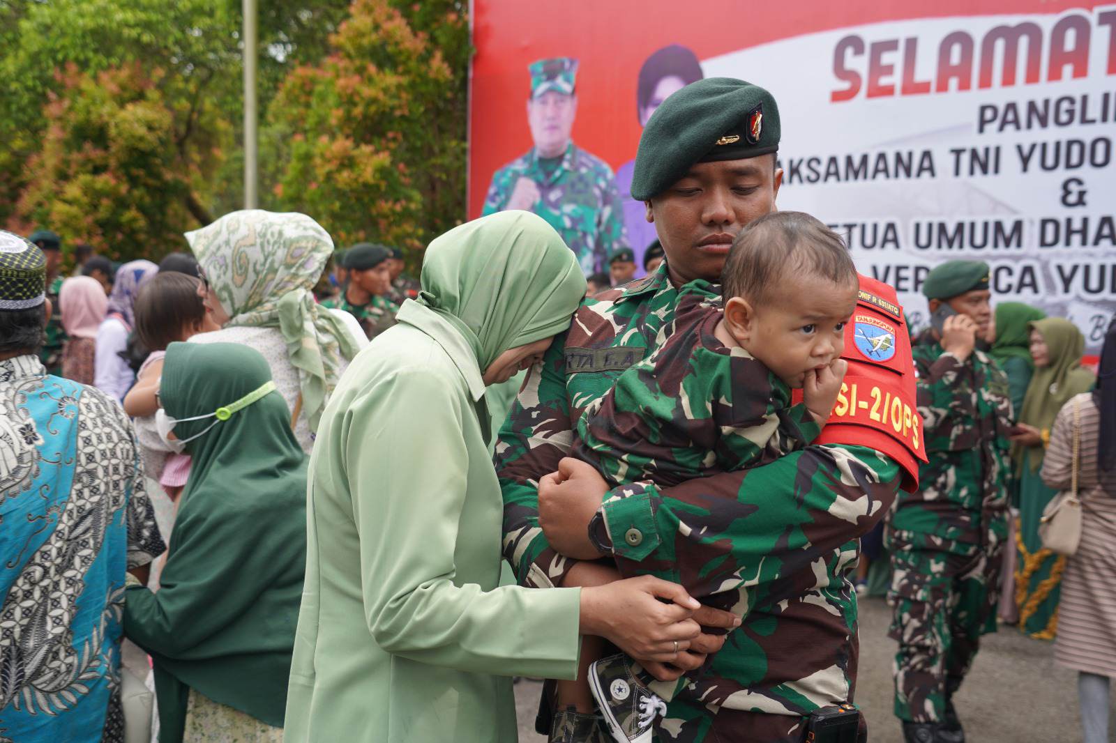 Tangisan dan suasana haru serta bangga saat pelepasan keluarga dari prajurit Yonif Raider 631/Antang, saat pemberangkatan menuju Papua, tergabung dalam Satgas Operasi Pengamanan Objek Vital Nasional (Obvitnas) PT Freeport Indonesia.(istimewa)