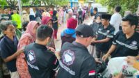 Berbagi : Pimpinan PT Kemilau Makmur Abadi (KMA) Jonathan Ing Ismail saat menyalurkan bantuan paket sembako untuk warga di Jalan Gatot Subroto, Kecamatan MB Ketapang, Sampit, Kamis (6/4) sore
