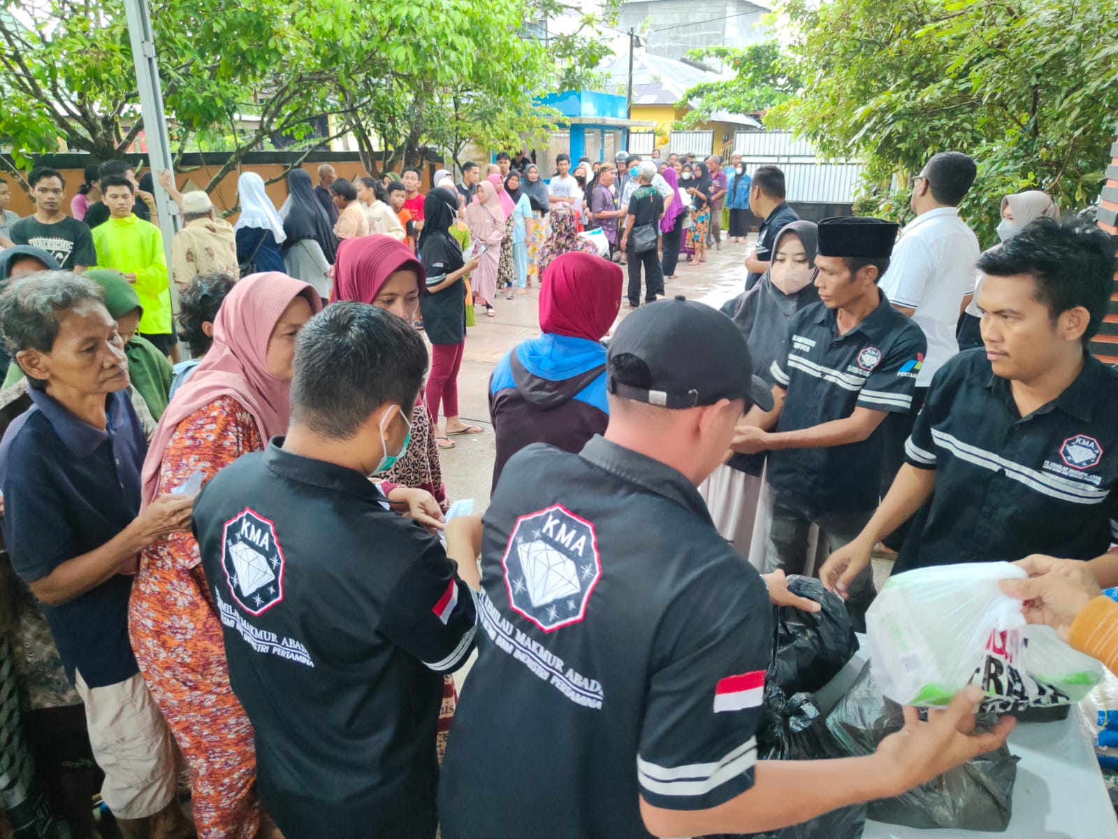 Berbagi : Pimpinan PT Kemilau Makmur Abadi (KMA) Jonathan Ing Ismail saat menyalurkan bantuan paket sembako untuk warga di Jalan Gatot Subroto, Kecamatan MB Ketapang, Sampit, Kamis (6/4) sore