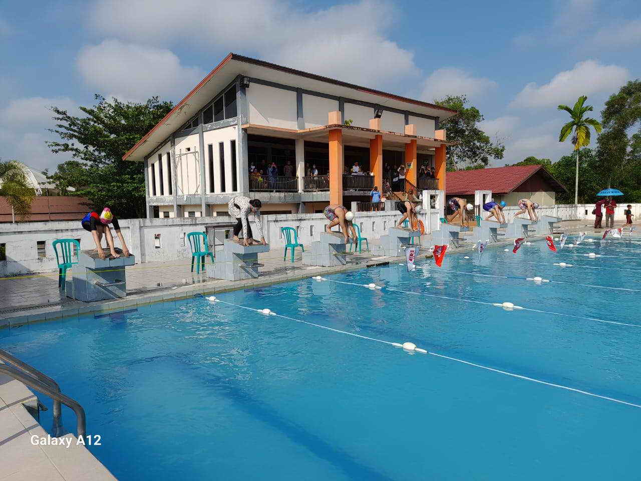 perlombaan renang digelar di Olimpiade Olahraga Siswa Nasional