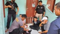 Petugas Kepolisian saat mengamankan seorang pengedar narkoba di Jalan Usman Harun