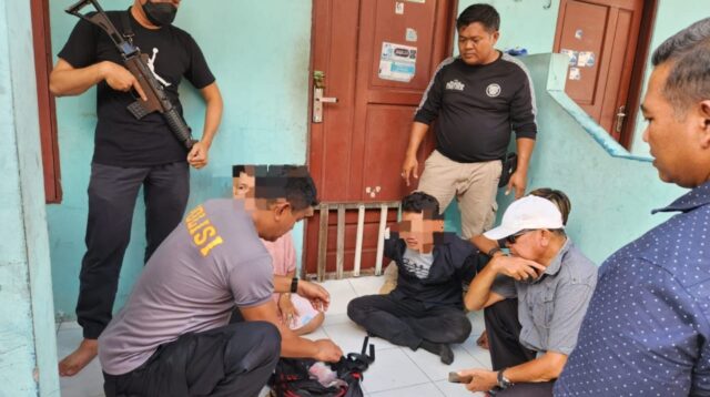 Petugas Kepolisian saat mengamankan seorang pengedar narkoba di Jalan Usman Harun