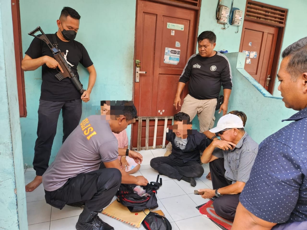 Petugas Kepolisian saat mengamankan seorang pengedar narkoba di Jalan Usman Harun
