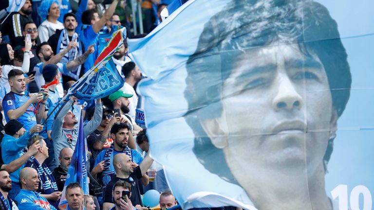 Supporter Napoli saat merayakan kepastian juara Serie-A 2022/2023