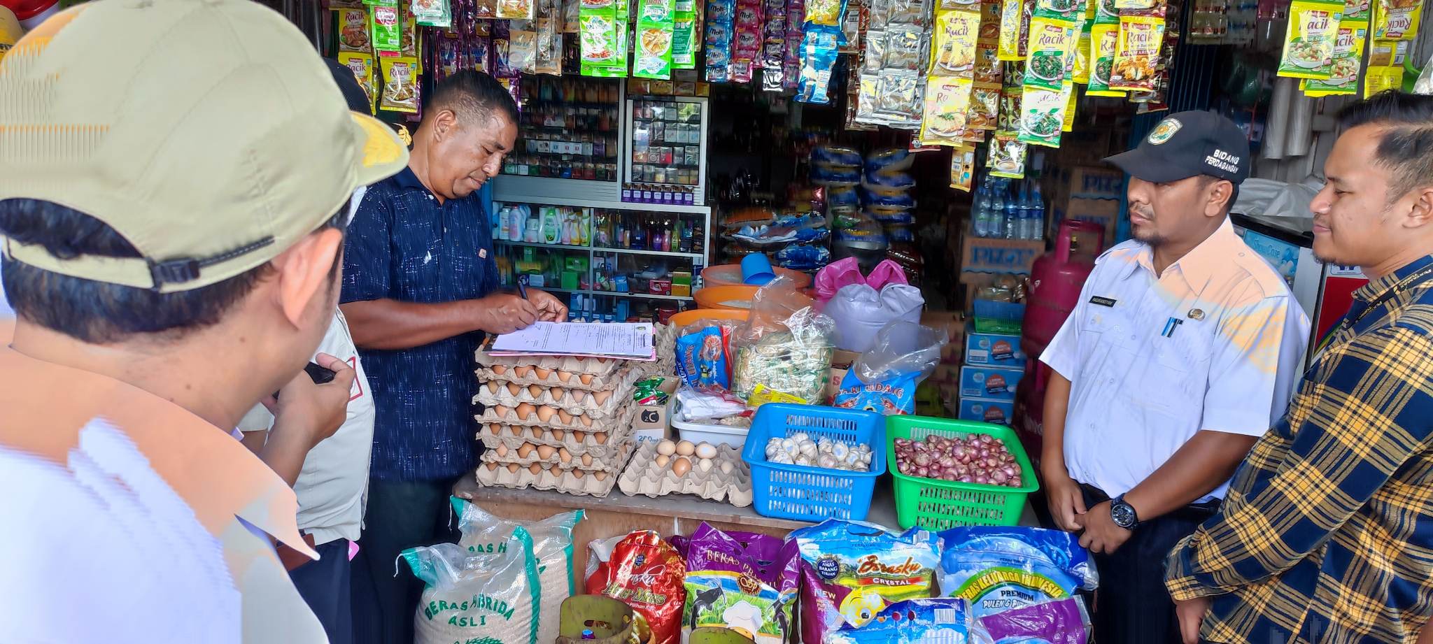Tim gabungan instansi pemerintah saat sidak ke sejumlah pengecer dan pangkalan gas elpiji