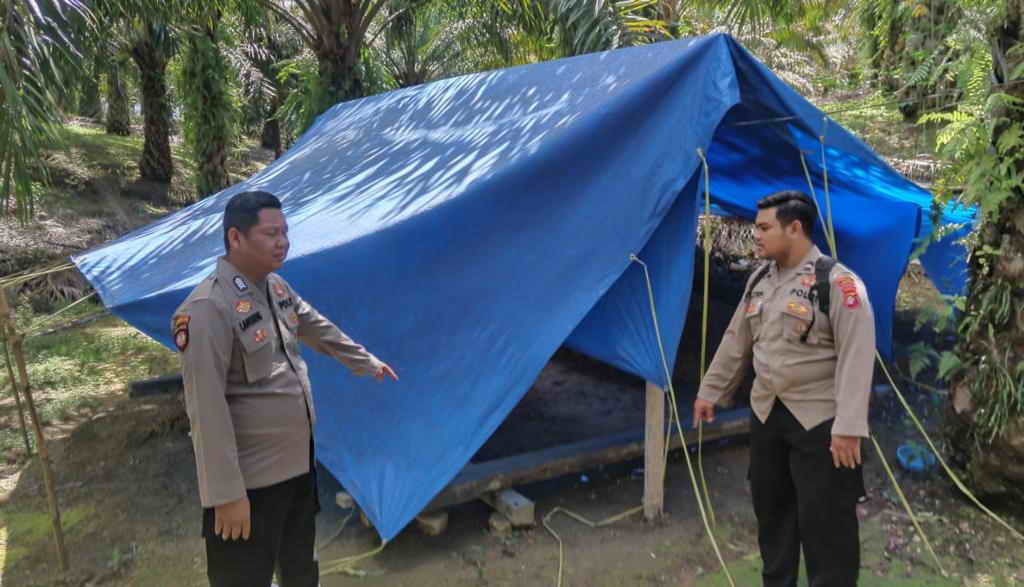 Personel kepolisian Polres Lamandau saat menembukan tenda