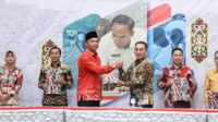 Bupati Sukamara Windu Subagio saat menerima penghargaan Opini WTP Laporan Keuangan
