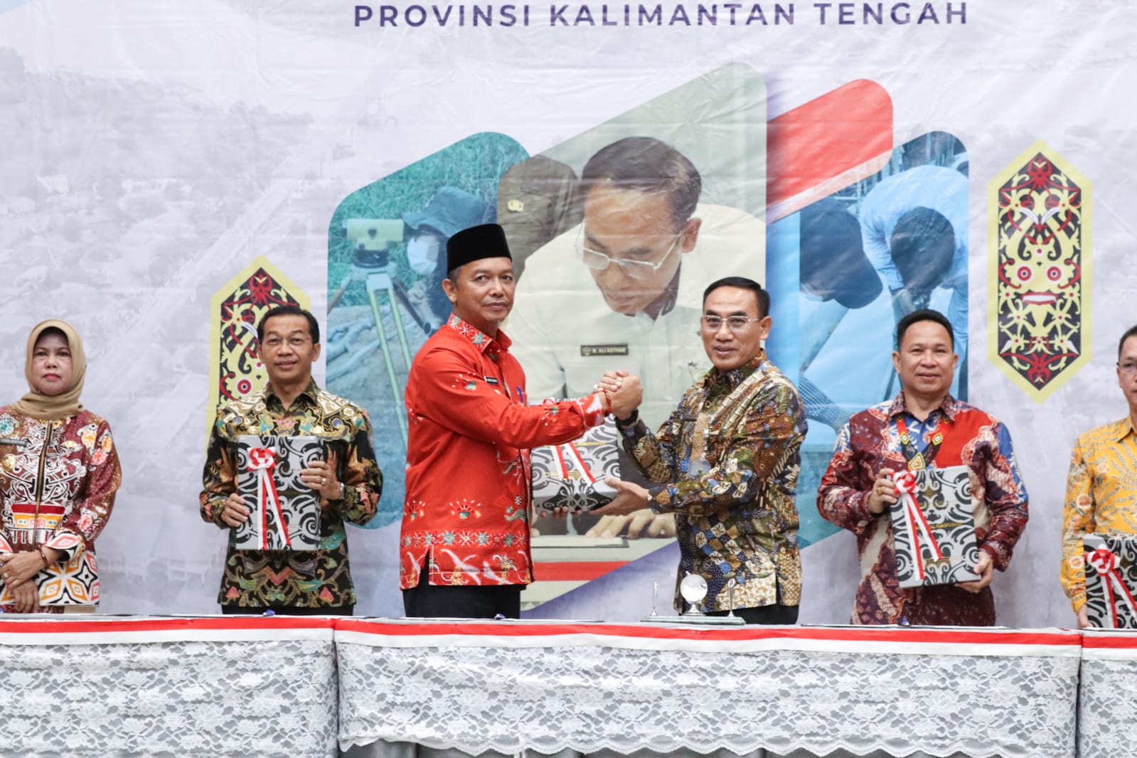 Bupati Sukamara Windu Subagio saat menerima penghargaan Opini WTP Laporan Keuangan