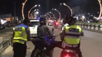Petugas Polantas Polres Kotim saat menilang pengendara yang melanggar aturan lalu lintas, Sabtu (20/5) malam kemarin.(istimewa)