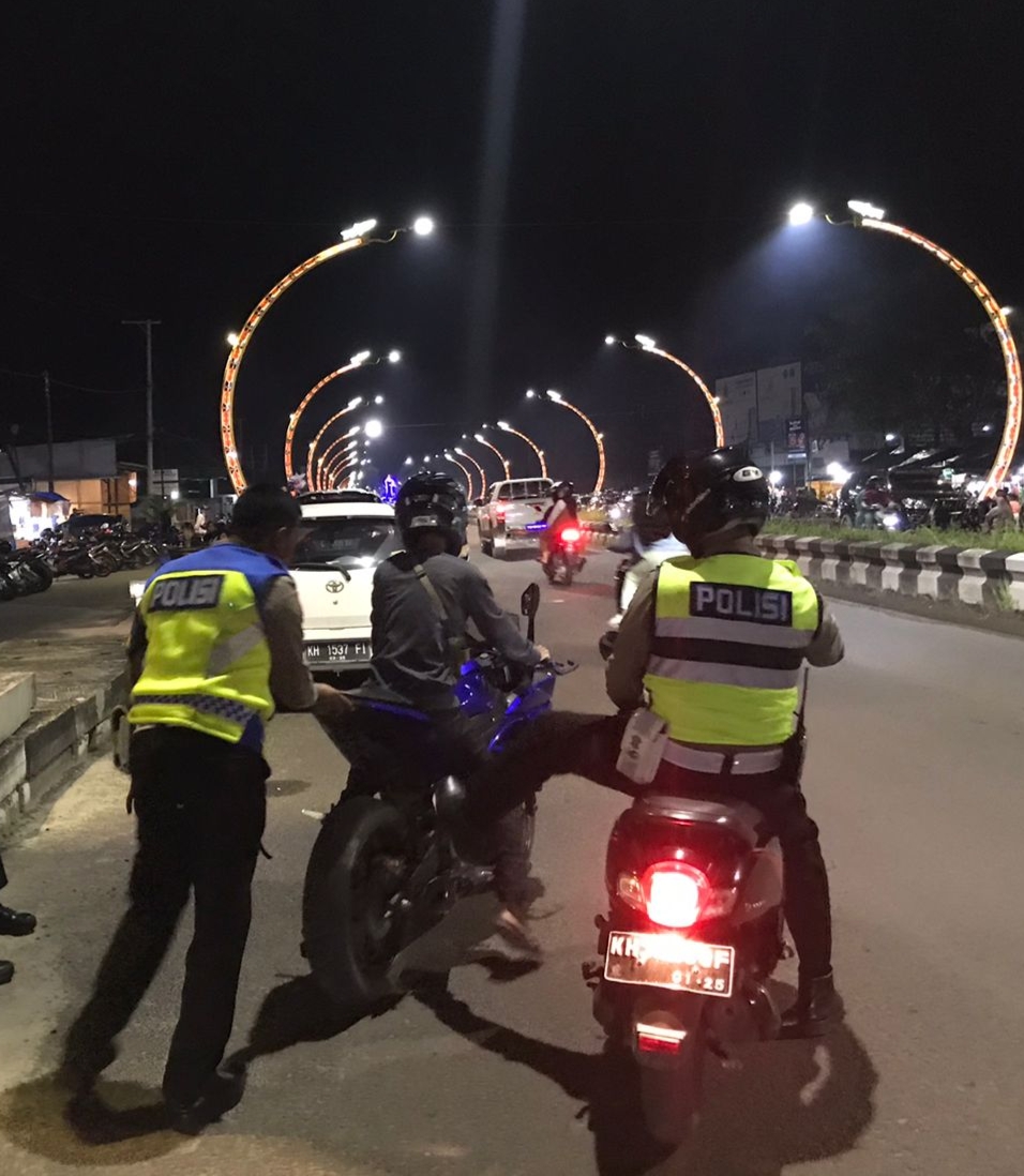 Petugas Polantas Polres Kotim saat menilang pengendara yang melanggar aturan lalu lintas, Sabtu (20/5) malam kemarin.(istimewa)