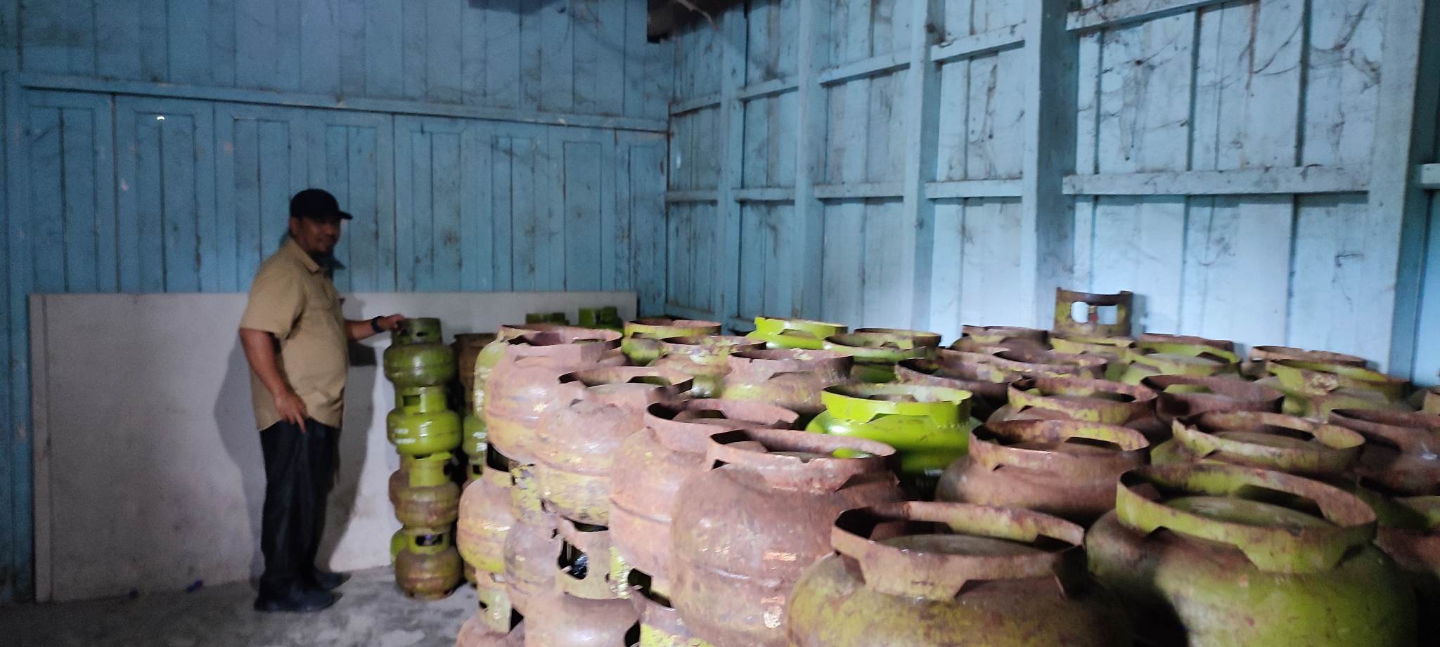 Sekretaris Dinas Dinas Perdagangan Koperasi Usaha Kecil Menengah Perindustrian Kota Palangka Raya Hardiansyah Ado, saat melakukan pemeriksaan pendistribusian gas elpiji 3 kilogram