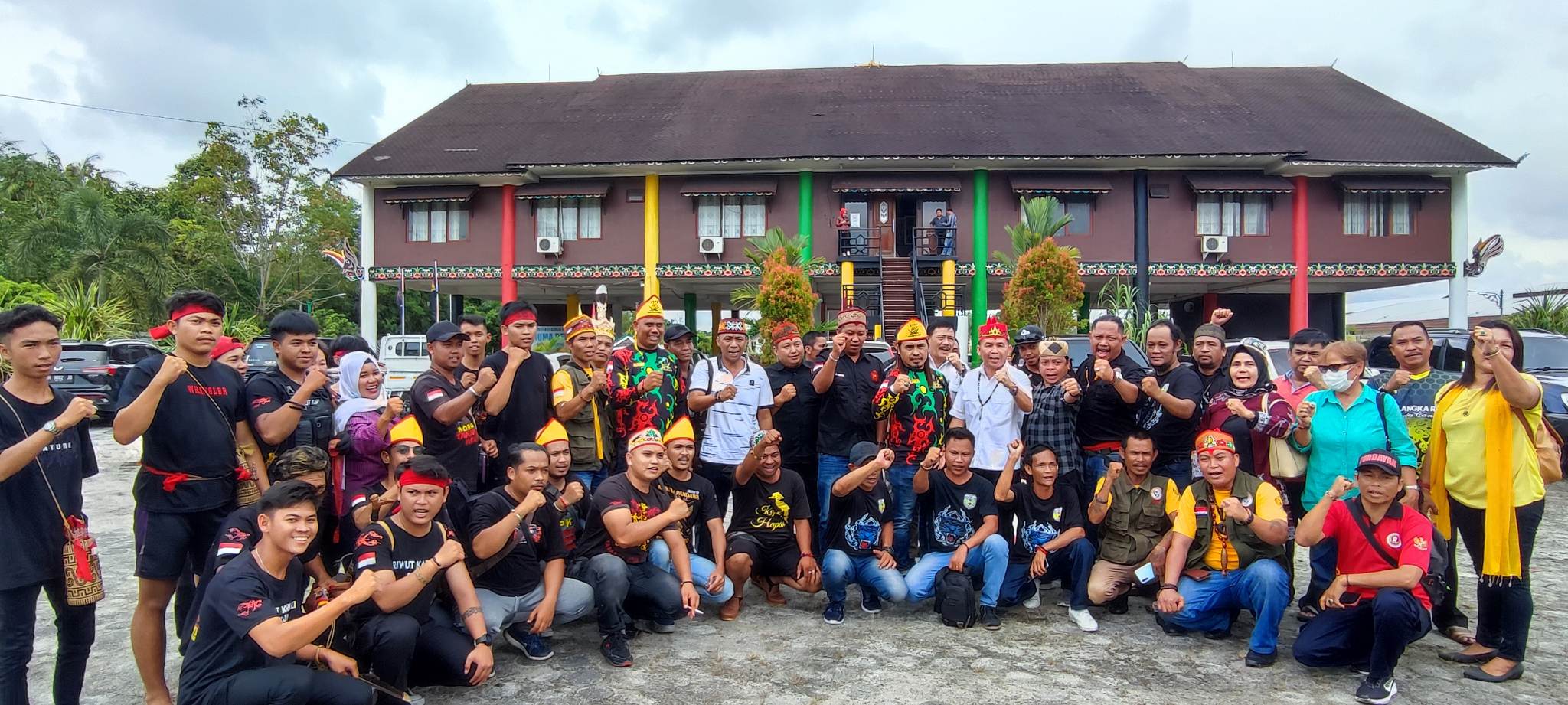 Kelompok Masyarakat Cendikiawan (Macan) Borneo saat menemui Ketua Umum DAD Kalteng Agustiar Sabran