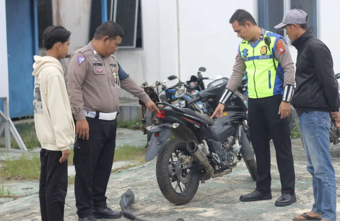 Petugas lantas Polres Kapuas saat merazia knalpot brong