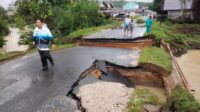 Ruas Jalan Temanggung Panji, Kota Kuala Kurun yang ambruk akibat tingginya intensitas hujan