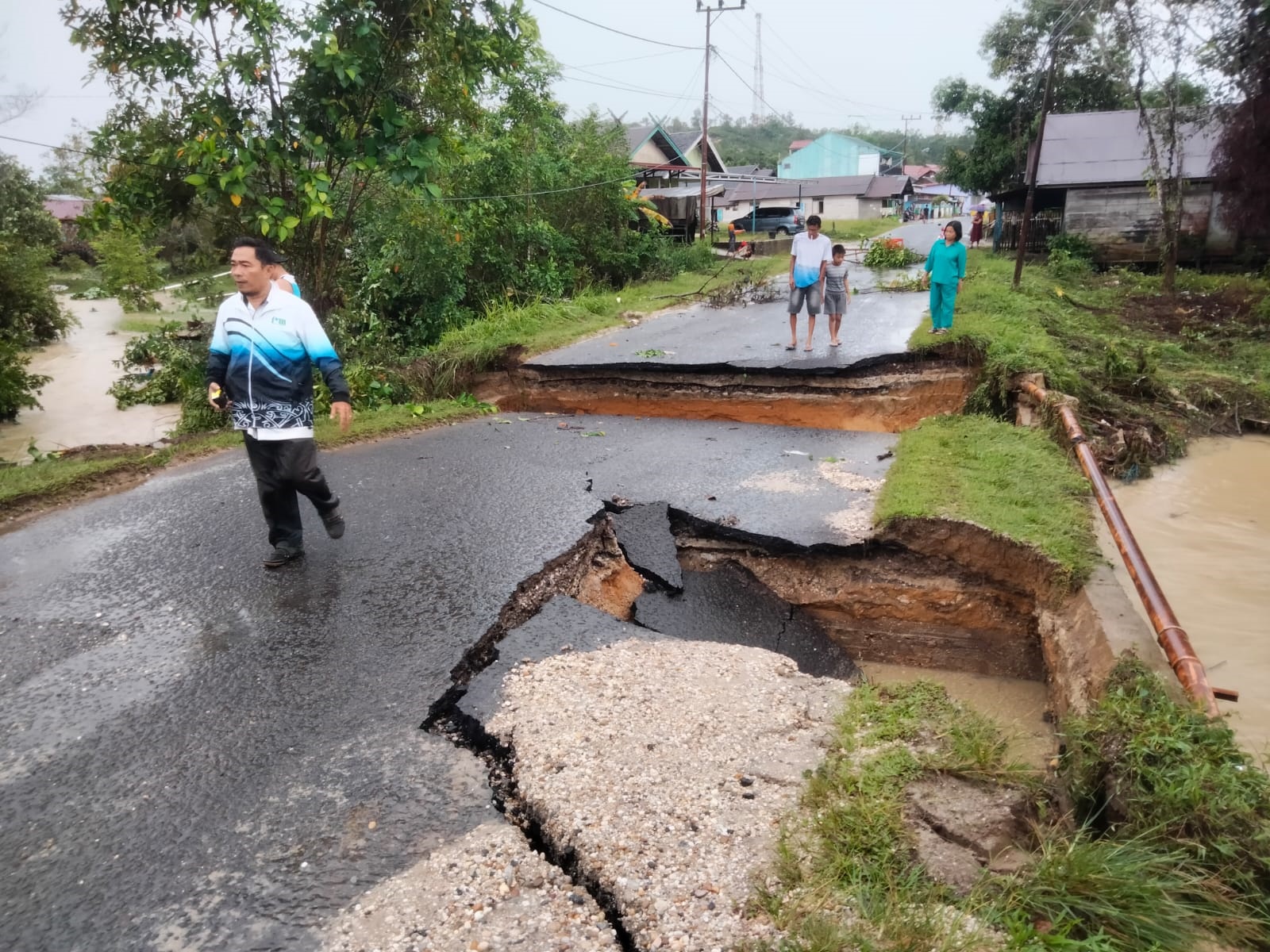 Ruas Jalan Temanggung Panji, Kota Kuala Kurun yang ambruk akibat tingginya intensitas hujan